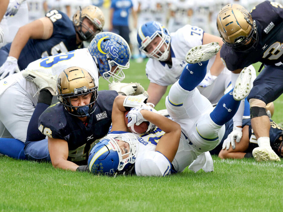 第１Q、関学大RB・沢井尋が先制のタッチダウンを決める（カメラ・豊田　秀一）