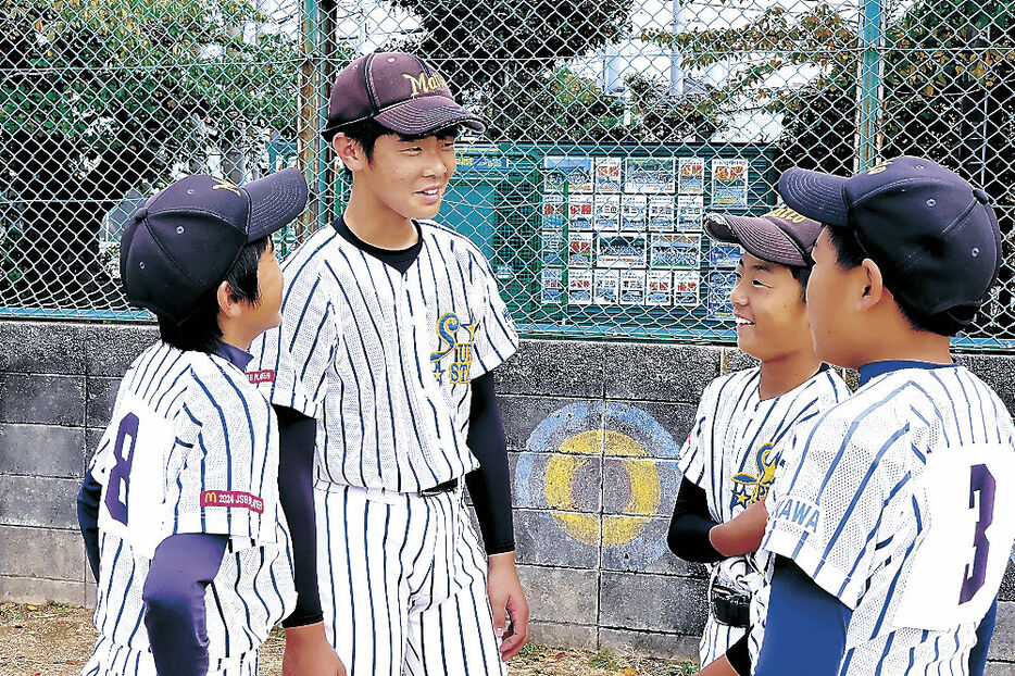 アジア大会に向け、チームメートと懇談する西谷内さん（左から２人目）＝白山市松任小