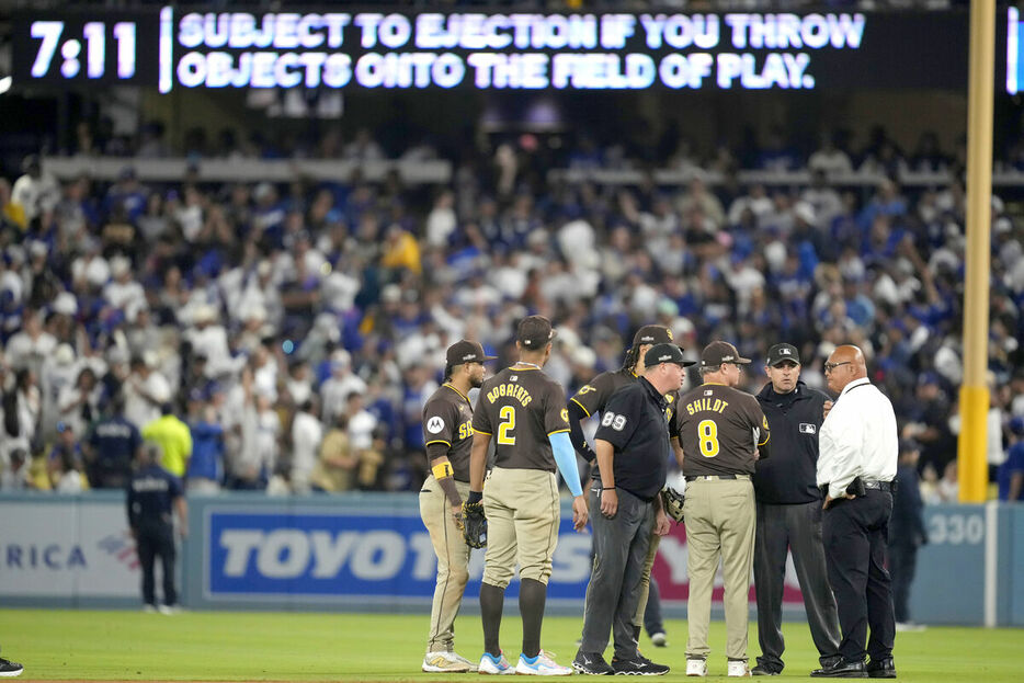 一時試合が中断したドジャースタジアム（ＡＰ）