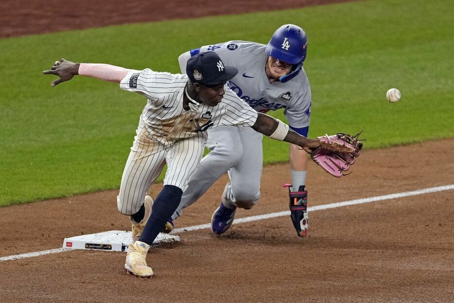 五回、ヤンキースの内野手の送球エラーで三塁でセーフとなったドジャースのキケ・ヘルナンデス（右）＝ヤンキースタジアム（AP）