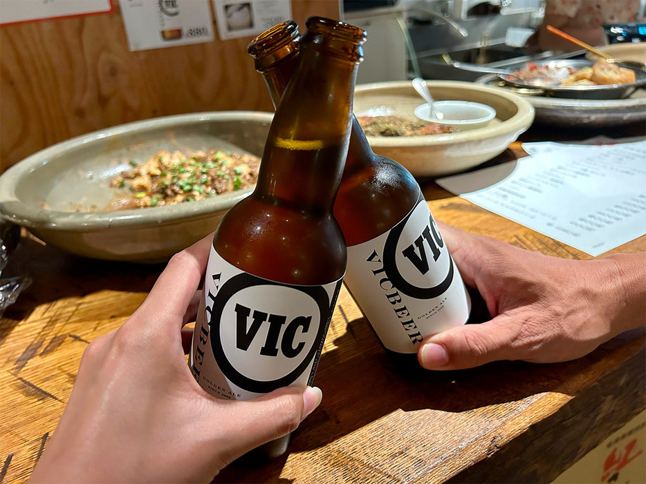 「VICクラフトビール」1000円（税込）。クラフトビール初心者でも飲みやすい、度数4％のゴールデンエール