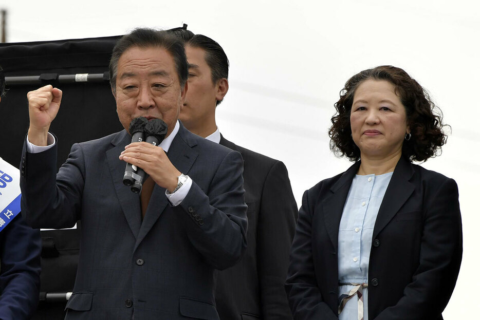 衆院候補をそろって応援する連合の芳野会長（右）と立憲民主党の野田代表＝２４日、横浜市旭区