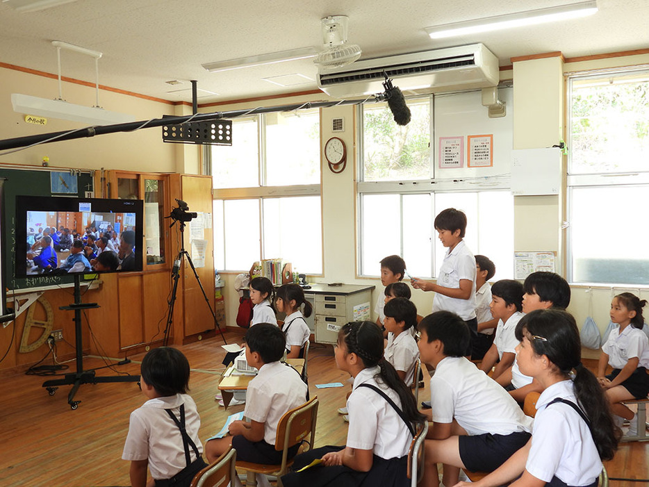 長野と奄美大島の児童がサシバを通して交流を深めた（11日、龍郷小学校）