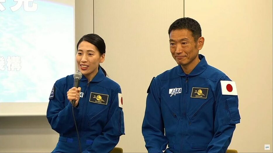 宇宙飛行士認定後最初の記者会見に臨む米田あゆさん（左）と諏訪理さん（右）（Credit: JAXA）