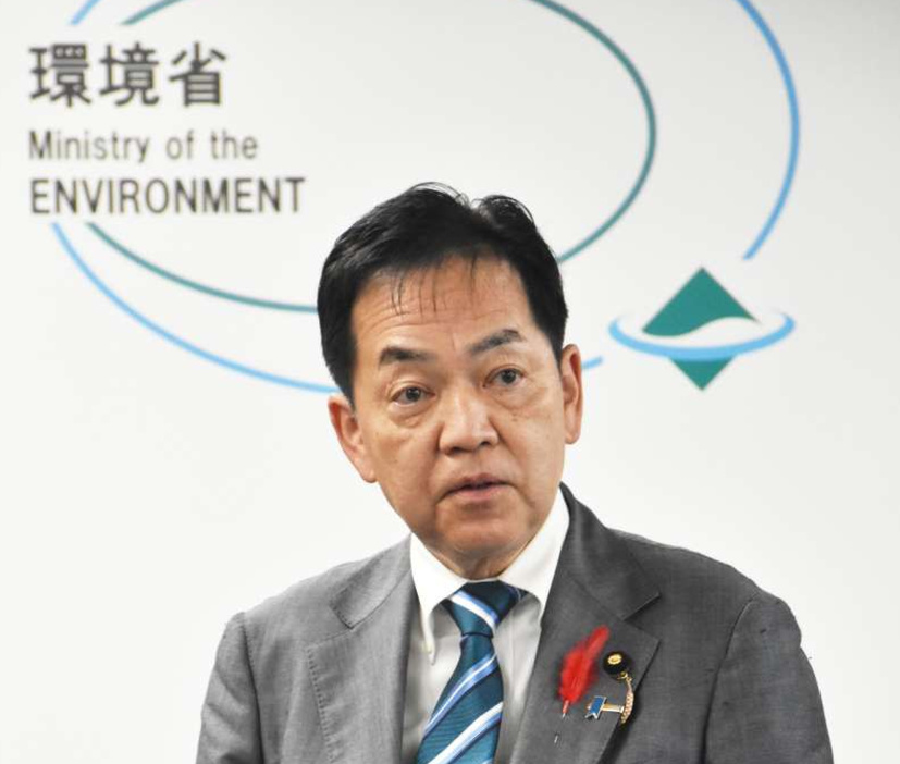 就任の抱負を述べる浅尾慶一郎環境相＝２日、環境省