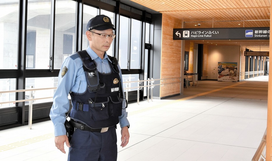 見守り活動を始めた駅前交番所長＝10月2日、福井県あわら市の芦原温泉駅の東西自由通路