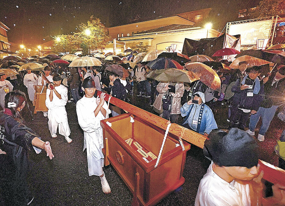 ぼんぼり巡行でにぎわう会場＝金沢市の湯涌温泉