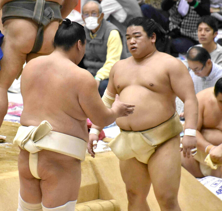 横綱・照ノ富士の話を聞く平戸海（右、カメラ・大西健太）