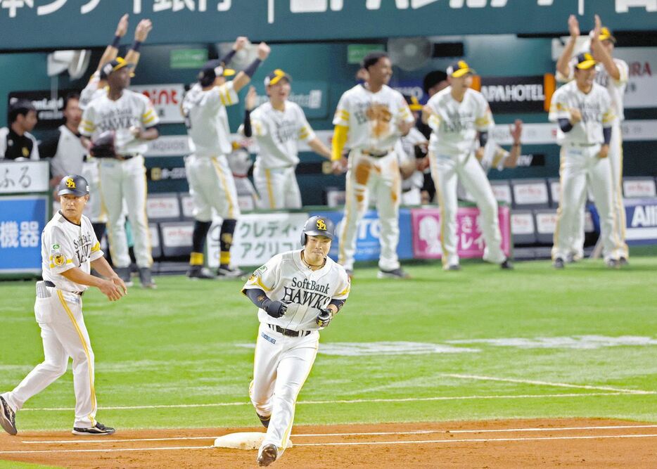 １回、勝ち越し２ランを放ち、一塁を回るソフトバンク・近藤