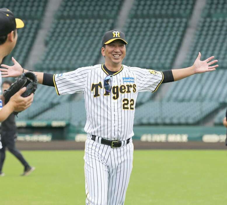 故郷高知で行われる秋季キャンプに岡田前監督が来る日を藤川新監督（写真）は諸手を広げて歓迎＝29日、甲子園球場