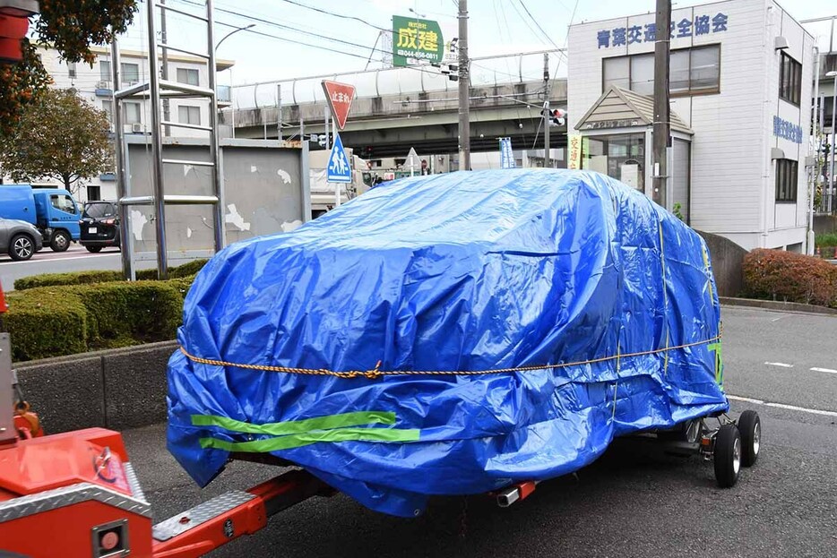 レッカー車に運ばれて青葉署に入る、犯行に使われたとみられる車＝１９日午後２時ごろ、横浜市青葉区