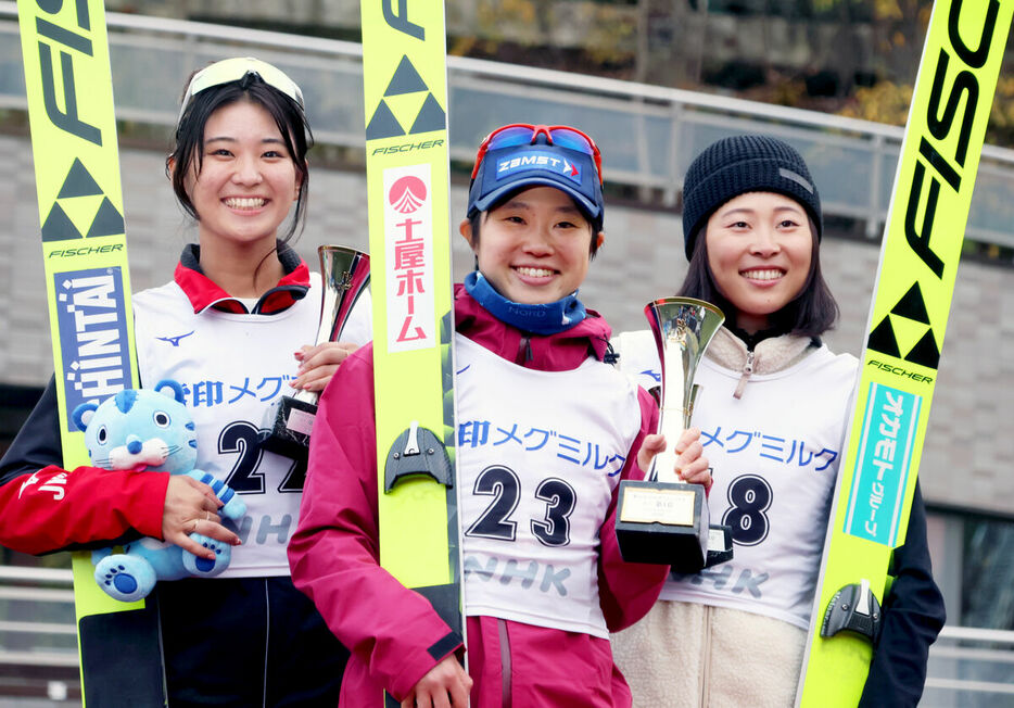 女子優勝の伊藤（中央、左は２位・一戸、右は３位・勢藤）