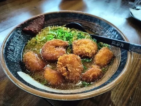 大きなエビフライがゴロゴロ入った醤油ラーメン