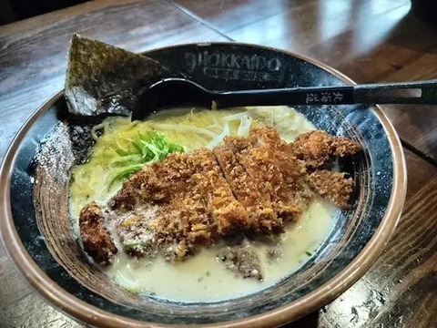 大きいとんかつが一枚乗っている豚骨ラーメン