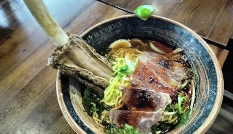 お肉が麺に突き刺さってる！？アメリカで魔改造された「ラーメン」を実際に食べてみた