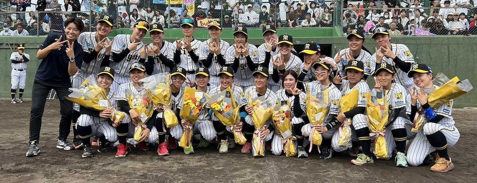 送別試合を終え、笑顔の阪神タイガースWomen