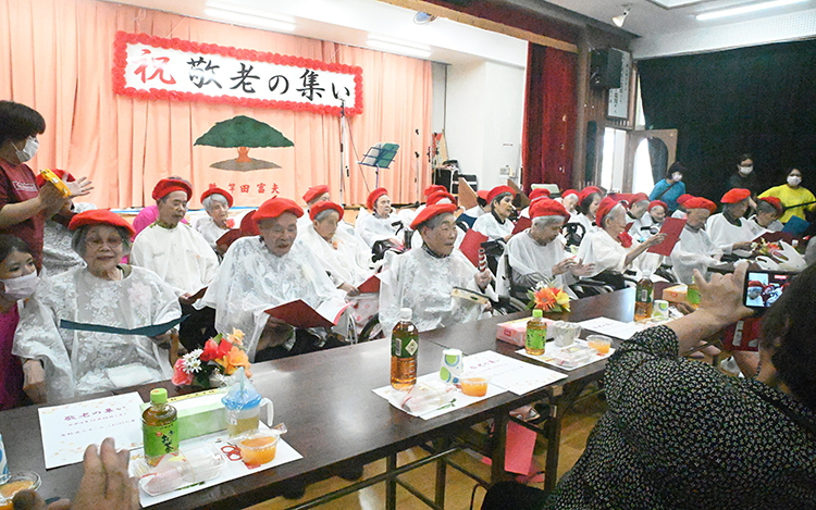 元気な歌声を披露した入居者たち（26日、和泊町国頭）