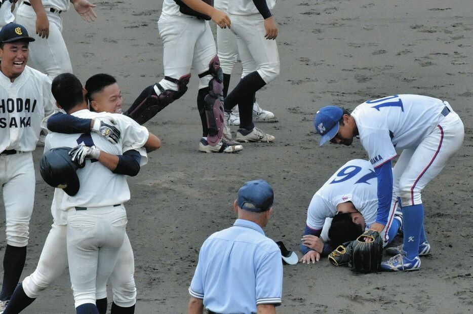 サヨナラ負けを喫してうずくまる大阪経済大・林投手