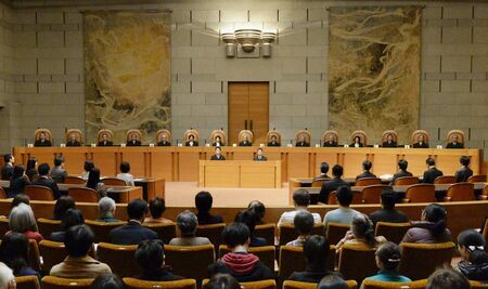 最高裁判所の大法廷。写真は2015年（写真：共同通信社）