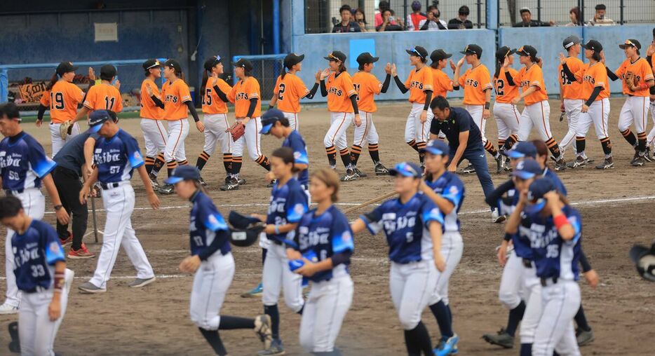 西武ライオンズレディースを破って決勝進出を決め喜ぶ巨人女子ナイン（カメラ・軍司　敦史）