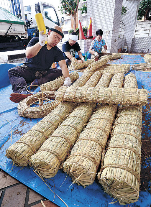 大相撲金沢場所に向け、土俵の俵作りに励む呼び出し＝金沢市総合体育館