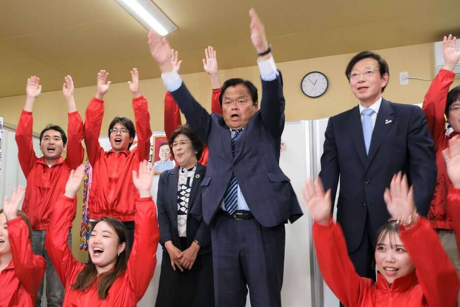 当選確実となり万歳を行う赤羽氏と支持者ら＝28日午前0時54分、神戸市兵庫区（西浦健登撮影）