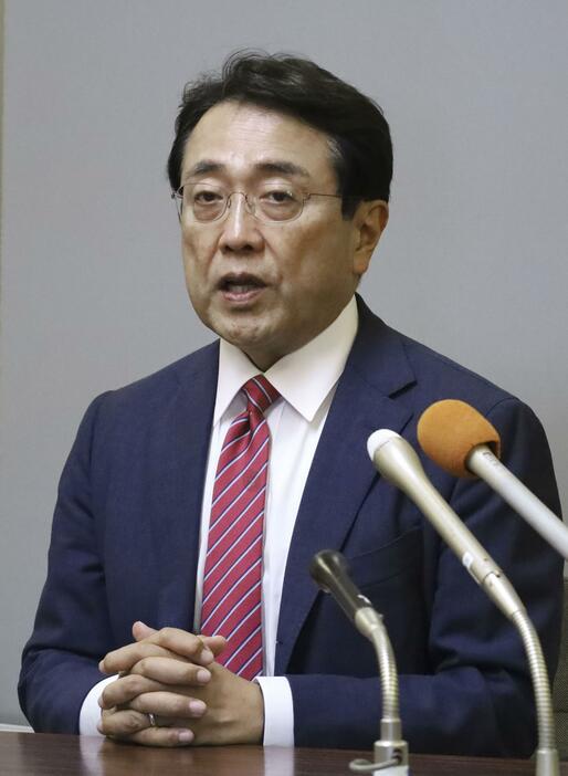 鳥取県米子市で記者団の取材に応じる赤沢経済再生相＝5日午前