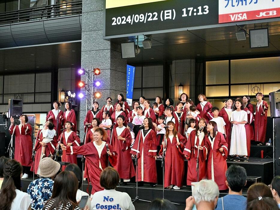 JR博多駅「sing! HAKATA」での「Mercy voice佐賀」出演の様子