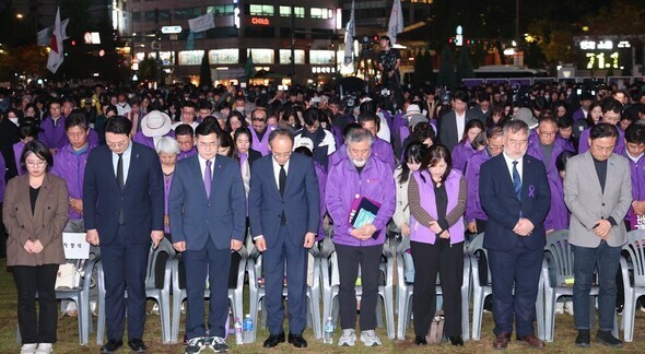 梨泰院惨事遺族協議会のイ・ジョンミン運営委員長（前列右から4人目）、チュ・ギョンホ国民の力院内代表、パク・チャンデ共に民主党院内代表などが26日午後、ソウル広場で開かれた10・29梨泰院惨事2年市民追悼大会に参加し、黙祷している＝キム・ボンギュ先任記者