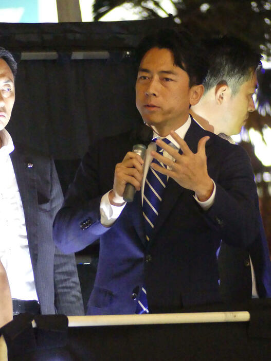 衆院選で自民党公認候補の応援行脚で支持を訴える小泉進次郎選対委員長（撮影・中山知子）