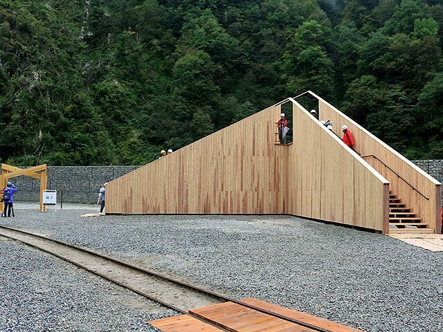 駅のそばには展望台とフォトスポットも整備された