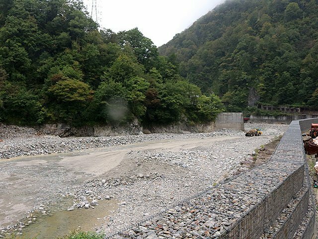 展望台からは森や川を眺めることができる。１０月下旬から紅葉が進む見込み