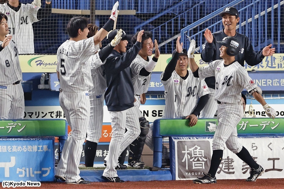 ナインに迎えられるロッテ・荻野（右手前）【(C)Kyodo News】