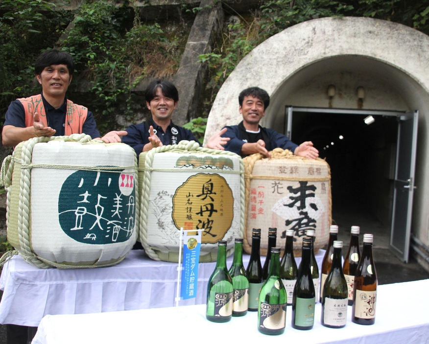 トンネル内で貯蔵、熟成させた酒をPRする西山酒造場の荻野智行さん、山名酒造の細見浩二さん、鴨庄酒造の荻野弘之さん（左から）＝兵庫県丹波市春日町上三井庄で