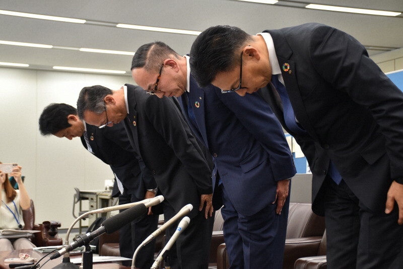 記者会見で謝罪する群馬銀行の幹部ら＝前橋市で2024年10月2日午後3時6分、日向梓撮影