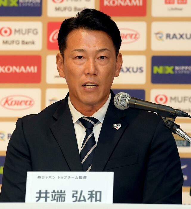 　出場選手を発表する侍ジャパン・井端監督（撮影・佐藤厚）