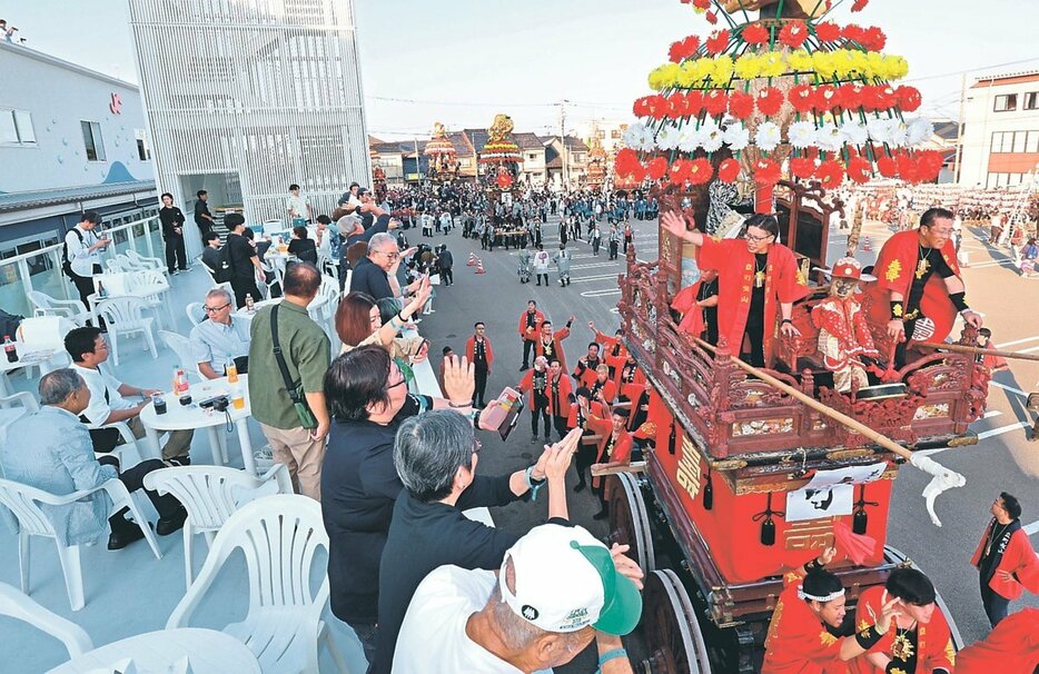 巡行する花山を間近で見る有料観覧席の観客