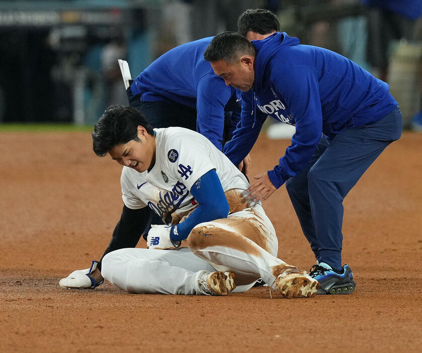 ドジャース対ヤンキース　7回裏ドジャース2死一塁、二塁盗塁を狙うもアウトとなった大谷は、左手を負傷する（撮影・菅敏）