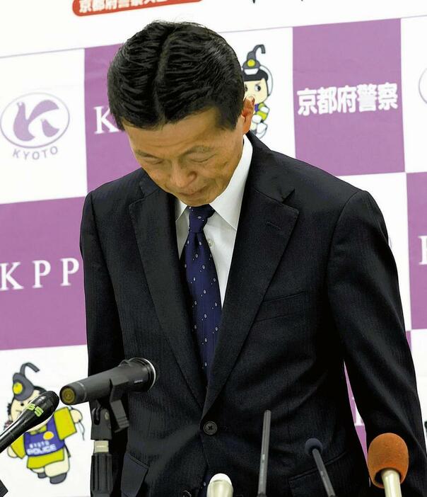 離任の記者会見で頭を下げる京都府警の白井本部長（11日午後、京都市上京区で）