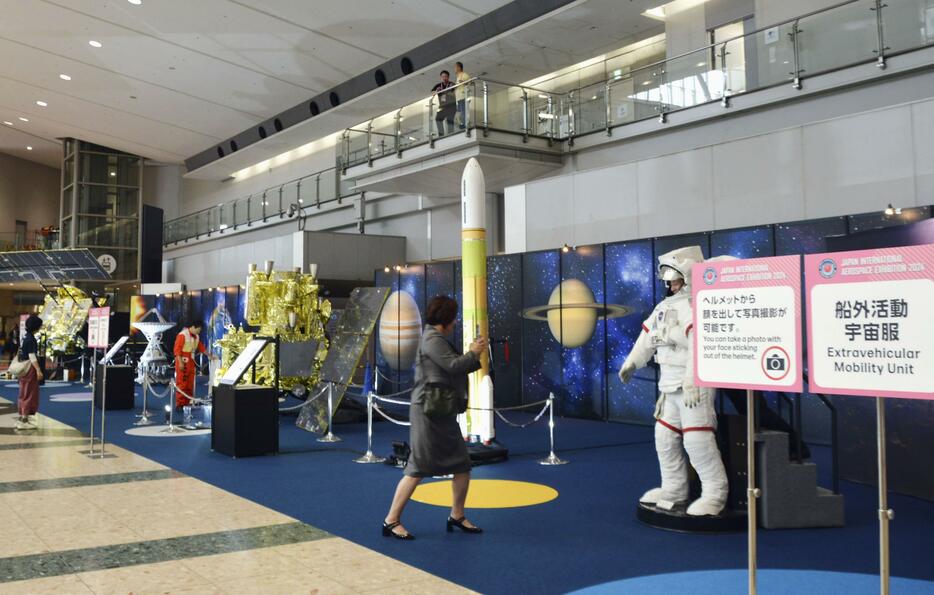 国際航空宇宙展で展示されている宇宙服など＝16日午前、東京都江東区の東京ビッグサイト