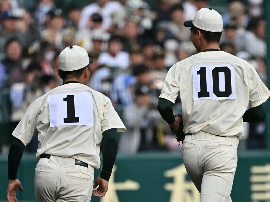 1年時から報徳学園のWエースとして活躍した今朝丸裕喜（右）と間木歩。今春のセンバツまでは間木がエースナンバーを背負っていたが… photograph by Hideki Sugiyama