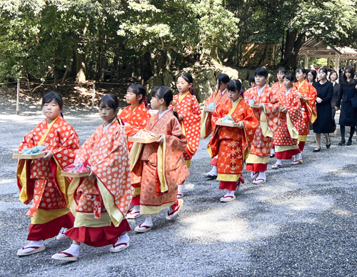 【五穀を手に参道を進む着物姿の女児たち（おかげ横丁提供）】