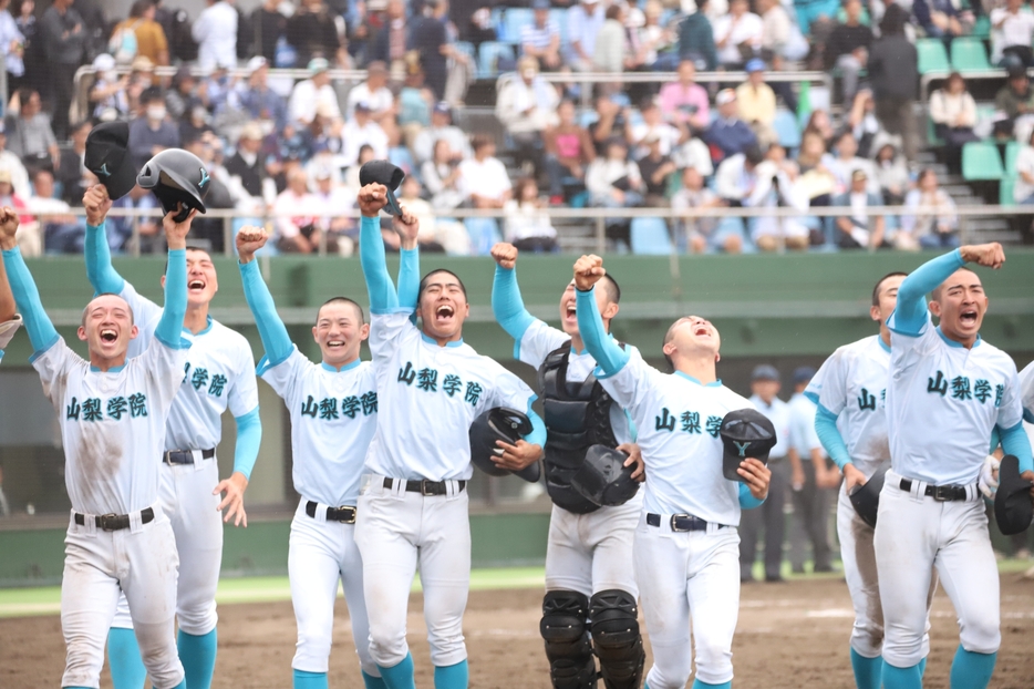 初戦突破を決めた山梨学院の選手たち