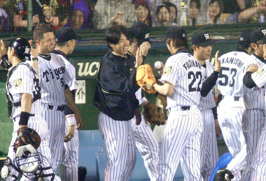 　藤川（２２）からウイニングボールを受け取る井川（中央）＝０６年６月