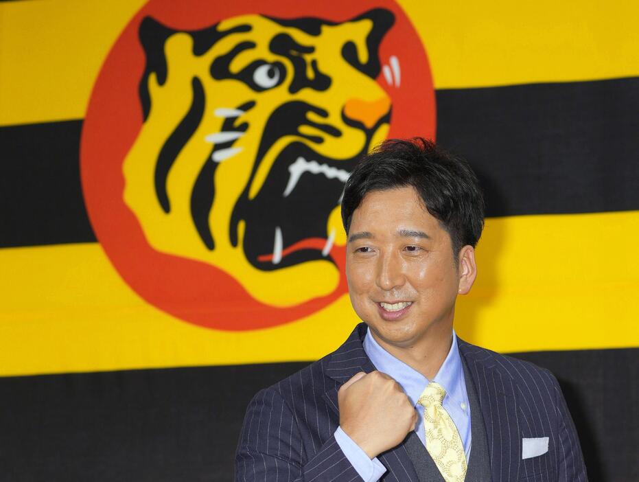 プロ野球阪神の監督に就任した藤川球児氏＝15日、大阪市