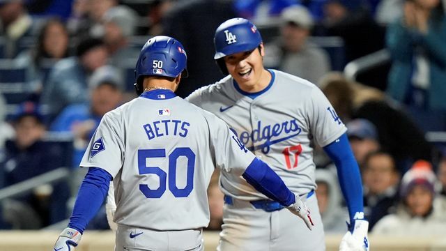 ホームランを打ったベッツ選手を笑顔で迎える大谷選手(写真：AP/アフロ)