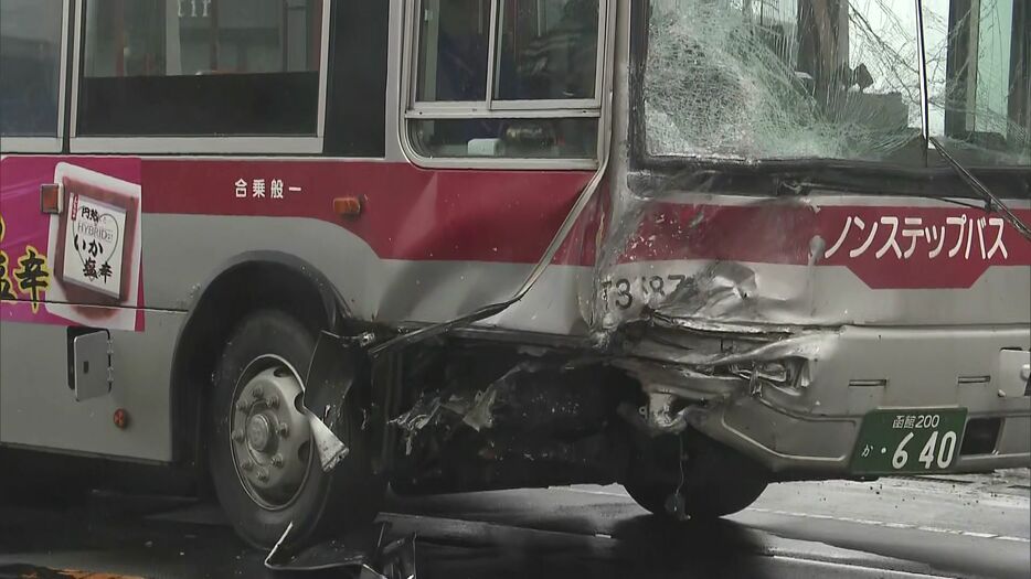 乗用車と路線バスが衝突