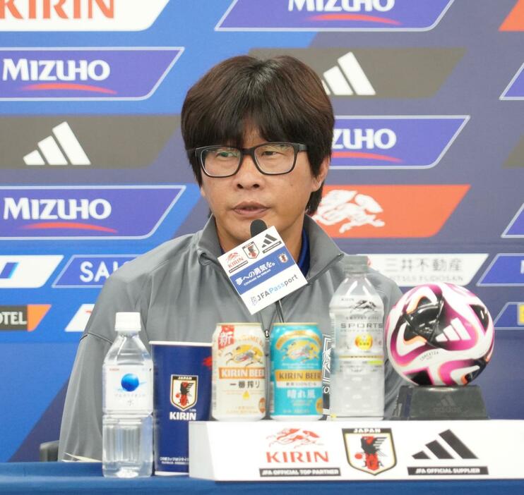 女子日本代表なでしこジャパンとの親善試合に向けて前日会見に出席した女子韓国代表シン・サンウ監督（撮影・佐藤成）