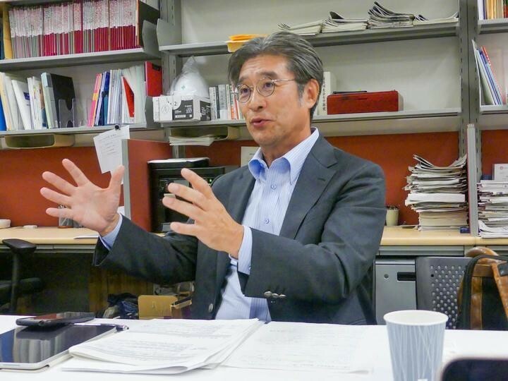 企業のDX推進委員会の共同委員長でインテル日本法人会長の鈴木国正氏。