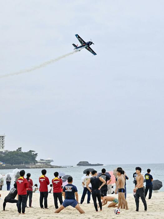 和歌山県白浜町の白良浜上空で開かれた「南紀白浜エアショー」＝26日午前